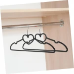 RENKLİ KADİFE KAPLI & KALPLİ PLASTİK ASKI METAL UÇLU